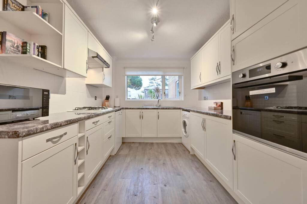 Spacious Sandbanks Apartment Near Beach And Bars With Free Parking Poole Zewnętrze zdjęcie
